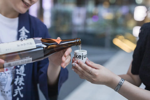 屋外で飲む